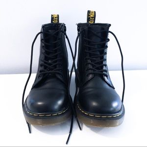 UNISEX Dr. Martens Delaney classic boot. Size 1